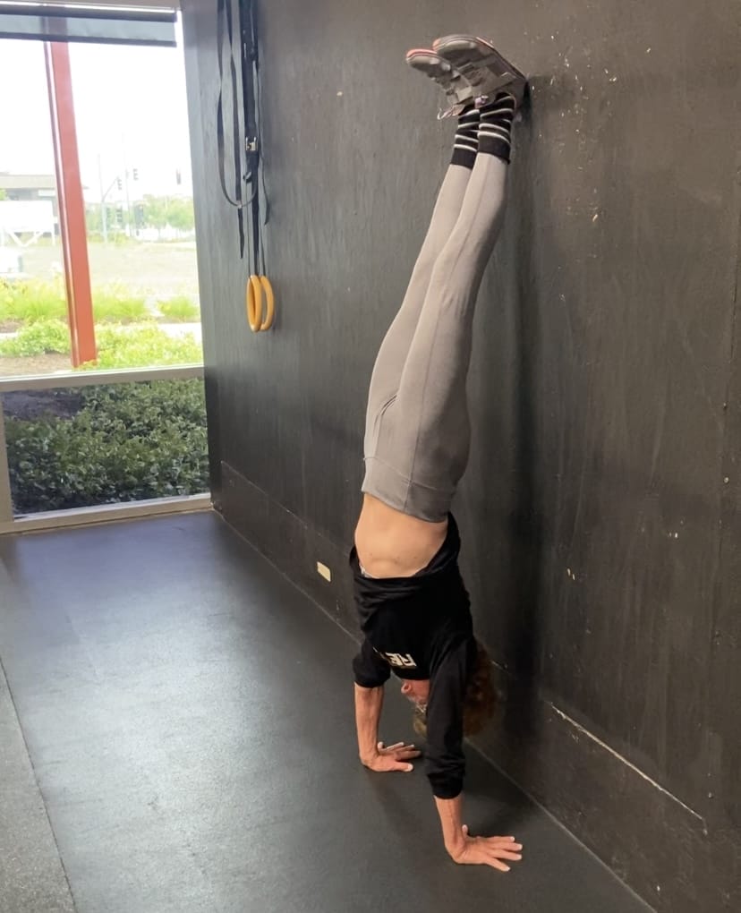 Cindy handstand